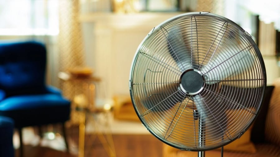Bạn có thể đặt quạt ở đối diện hoặc hơi lệch so với điều hòa.