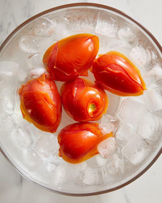 Cà chua là nguồn cung cấp dồi dào vitamin A, vitamin C và vitamin K cùng nhiều chất chống oxy hóa. 