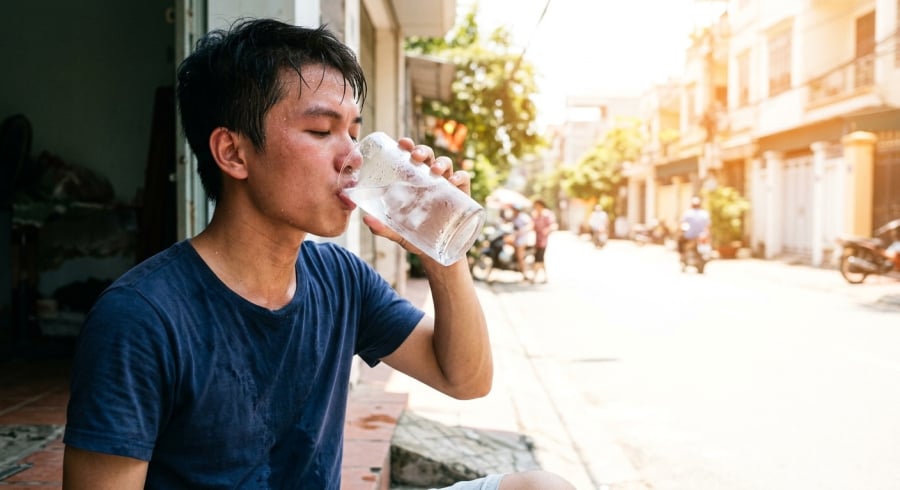 Thói quen uống nước quá lạnh khi bụng đói trong những ngày nắng nóng có thể gây kích thích dạ dày ở một số người.
