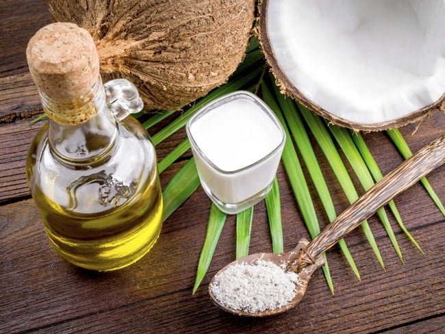  Khi sử dụng đúng cách, dầu dừa có thể giúp sợi mi mềm mại hơn, giảm tình trạng khô xơ và hạn chế gãy rụng.