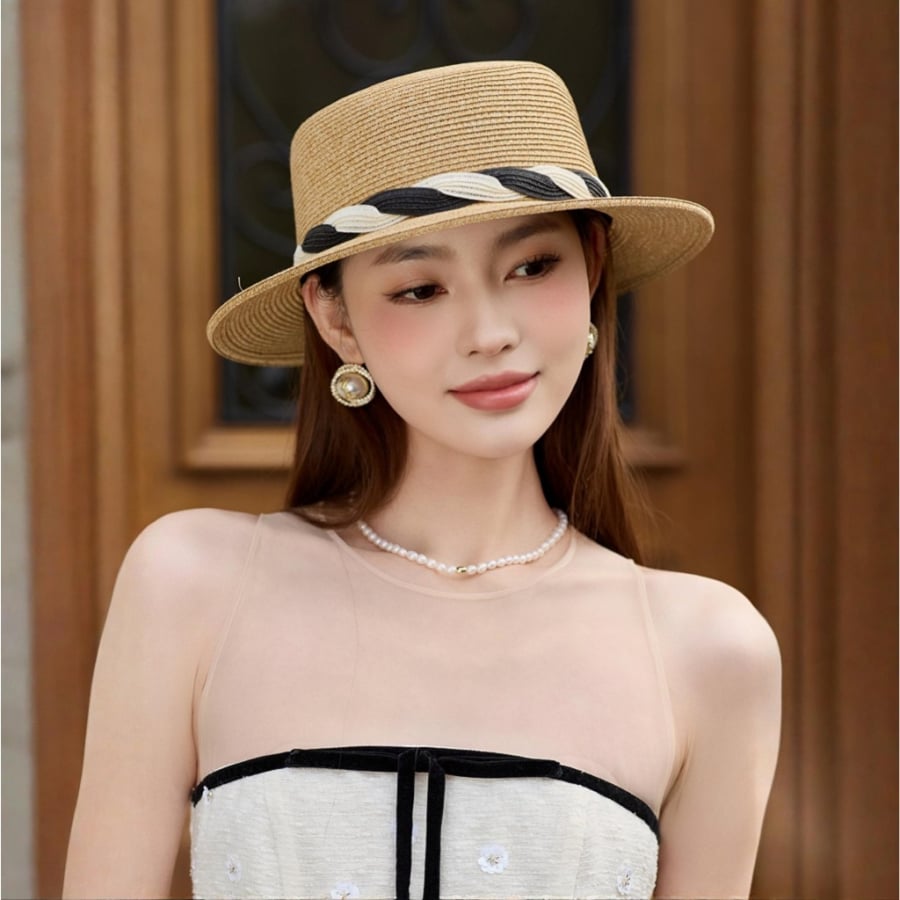  Tông trắng kem kết hợp cùng chi tiết dây hoặc khóa màu nâu giúp tổng thể hài hòa, mang nét cổ điển mà vẫn hiện đại