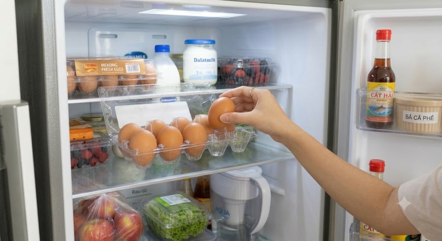 Bạn chỉ cần quét một lớp dầu ăn mỏng đều lên bề mặt vỏ trứng, sau đó xếp vào hộp sạch và để nơi thoáng mát.