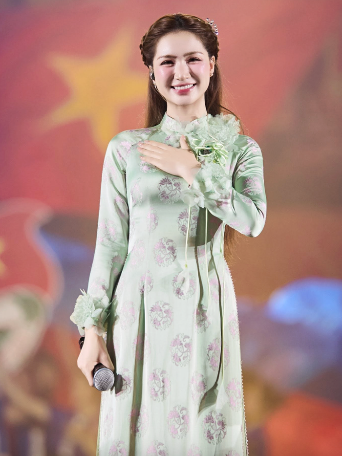 Hòa Minzy đã chia sẻ loạt hình ảnh mới trên trang cá nhân. 