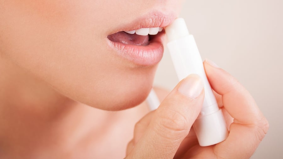Một đôi môi khỏe mạnh sẽ giúp màu mực bám tốt hơn và hạn chế tình trạng bong tróc quá mức.