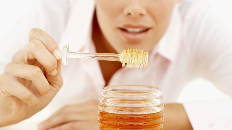 Mật ong là nguyên liệu được sử dụng rộng rãi trong các công thức chăm sóc da nhờ đặc tính hút ẩm tự nhiên. 