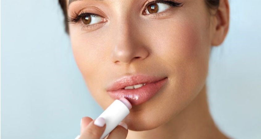 Trong những ngày đầu, cần tránh chạm tay lên môi hoặc bóc lớp da đang bong vì điều này có thể làm tổn thương vùng da mới, ảnh hưởng đến quá trình lên màu.    