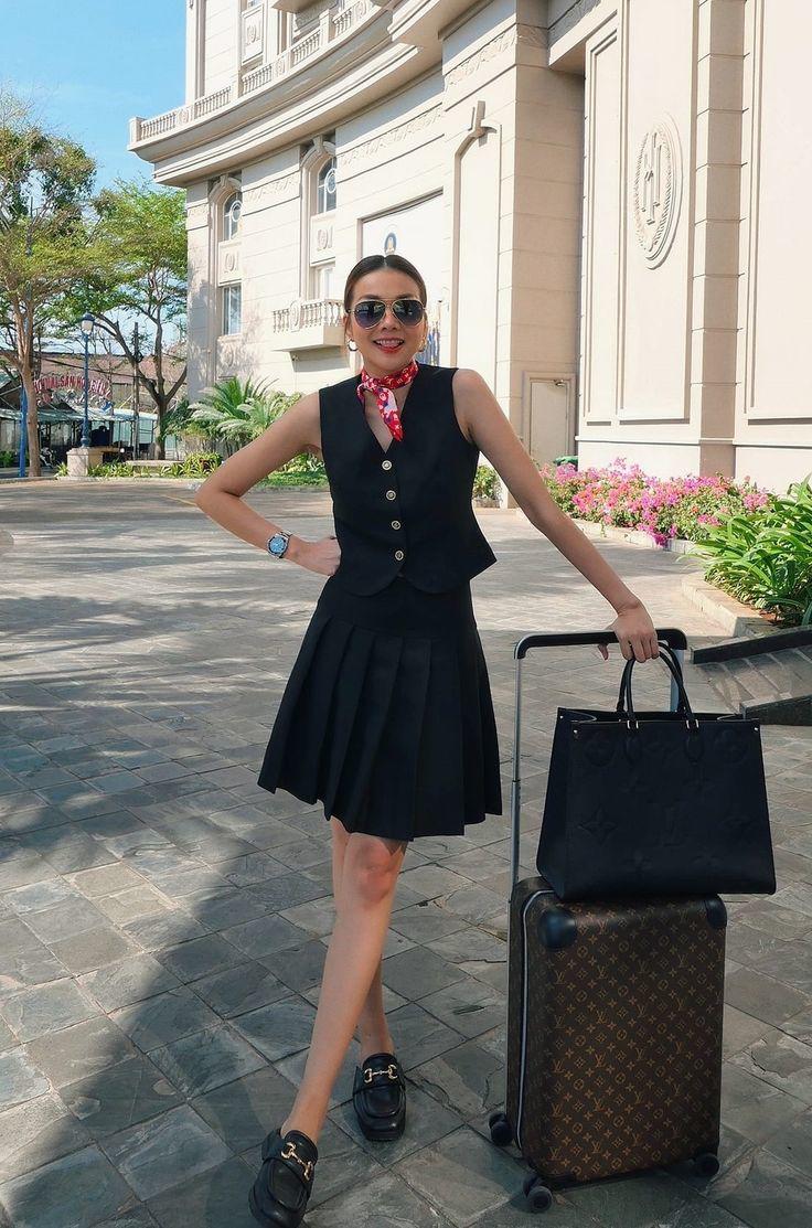  Thiết kế ôm nhẹ phần eo của áo giúp tạo hiệu ứng vòng hai gọn gàng, trong khi chân váy chữ A góp phần cân đối vóc dáng và khiến đôi chân trông thanh thoát hơn.