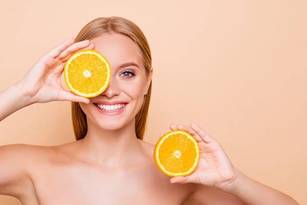Không ít người lựa chọn serum vitamin C hoặc các sản phẩm làm sáng da để cải thiện sắc tố và hạn chế dấu hiệu lão hóa. 