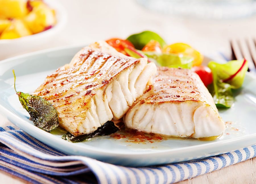 Cá là một trong những nguồn thực phẩm được đánh giá cao nhờ chứa nhiều protein chất lượng cùng các axit amin cần thiết cho quá trình tổng hợp collagen.