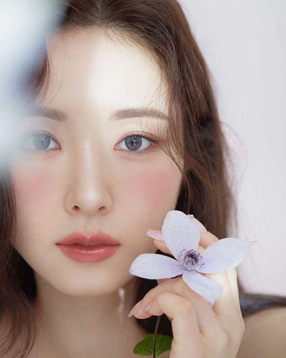  Trước khi thoa lên toàn bộ khuôn mặt, nên thử trước trên một vùng da nhỏ để theo dõi phản ứng trong 24 giờ nhằm hạn chế nguy cơ kích ứng.