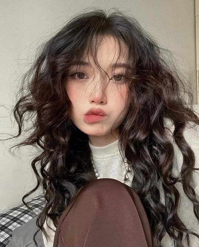 Dầu xả khô chứa nhiều thành phần dưỡng ẩm như glycerin, panthenol hoặc các loại dầu thực vật giúp bổ sung độ ẩm cho thân tóc. 