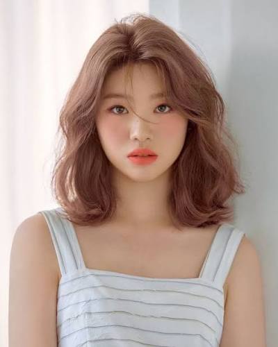 Những kiểu uốn lơi, uốn chữ C hoặc uốn sóng mềm được nhiều người lựa chọn vì vừa tạo độ bồng bềnh vừa dễ chăm sóc.