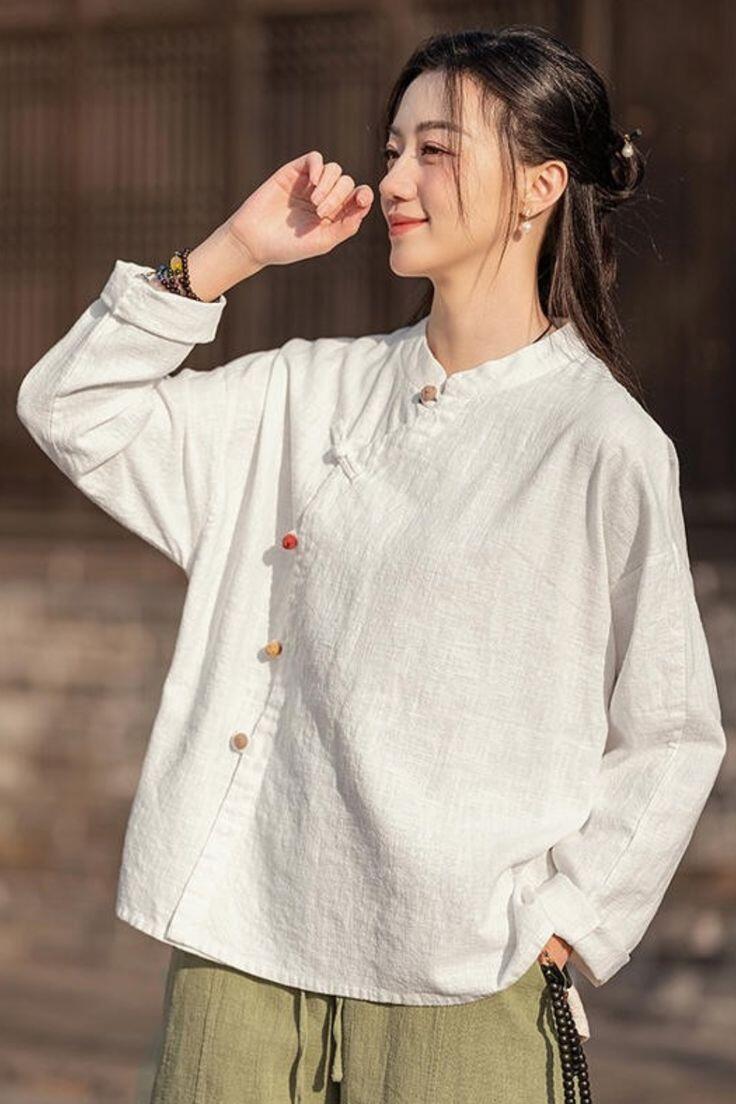 Chất liệu này có bề mặt mịn, mềm, ít nhăn và tạo cảm giác mát khi mặc.