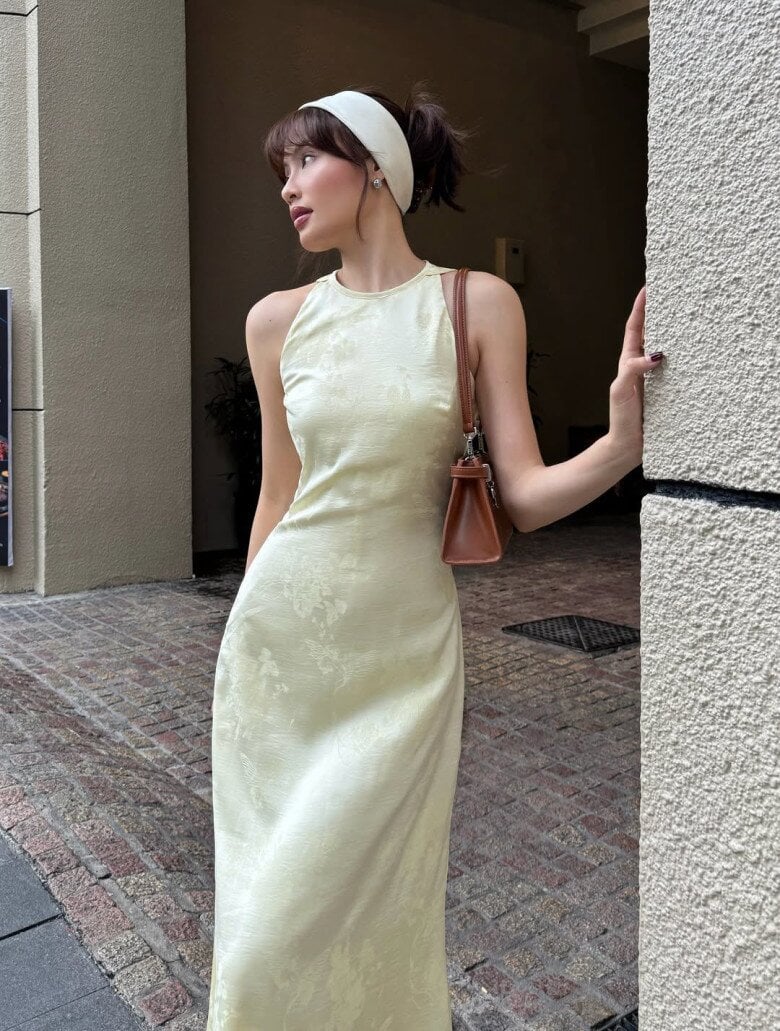 Không chỉ mang lại vẻ ngoài sang trọng, lụa còn có khả năng điều hòa nhiệt độ khá tốt, giúp người mặc cảm thấy mát mẻ trong thời tiết nóng. 
