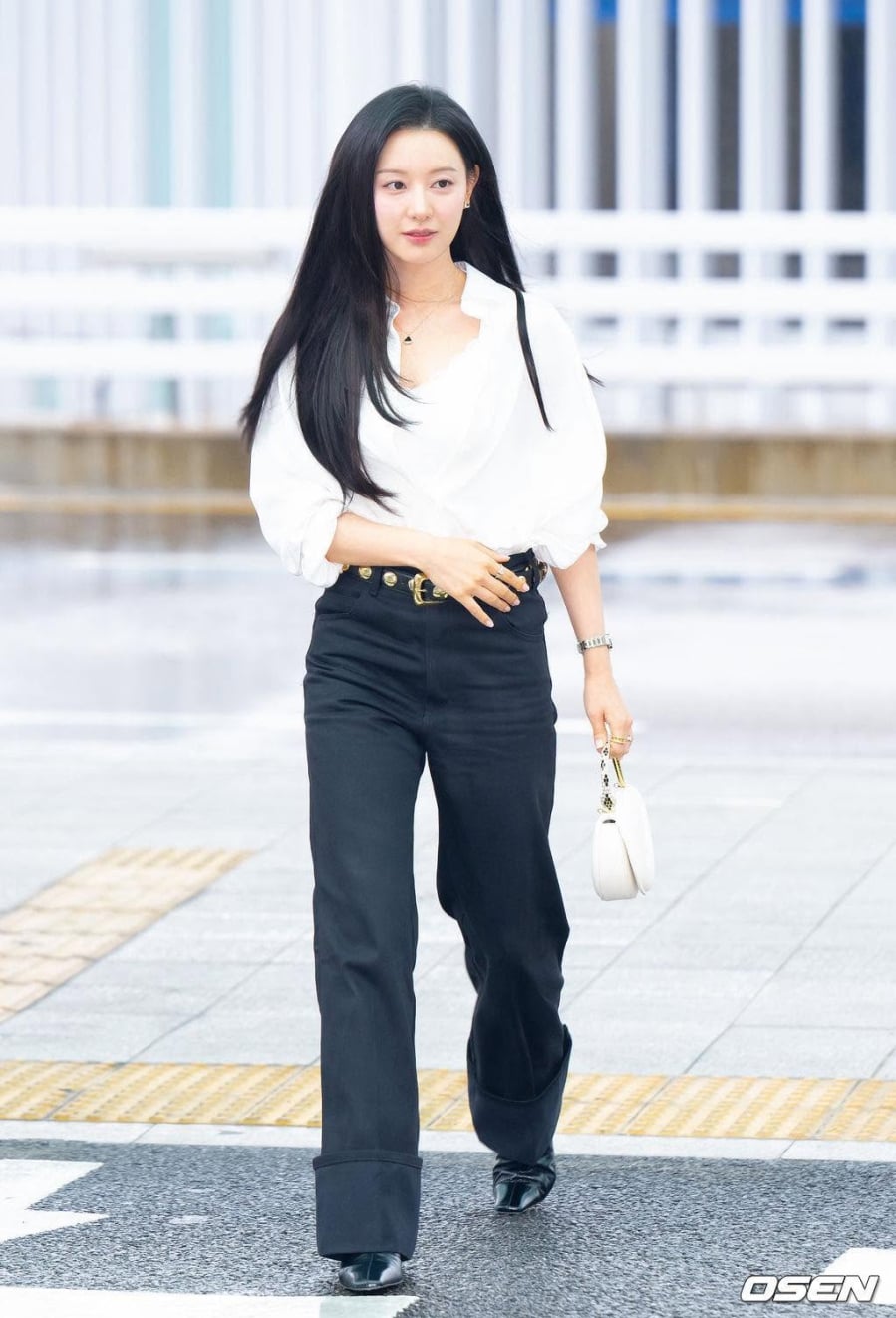  Nữ diễn viên thường phối cùng quần jeans xanh để tạo nên vẻ ngoài trẻ trung, khỏe khoắn nhưng vẫn giữ được nét thanh lịch đặc trưng.