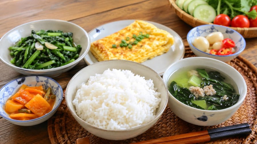 Ăn cơm trắng buổi sáng có những lợi ích nhưng nếu ăn không hợp lý thì cũng có hại