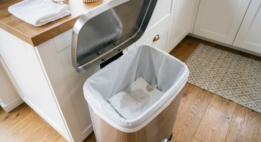 Kết hợp dùng giấm với việc đổ rác hằng ngày và giữ thùng rác luôn khô sạch sẽ giúp hạn chế mùi hôi hiệu quả hơn trong những ngày nắng nóng.