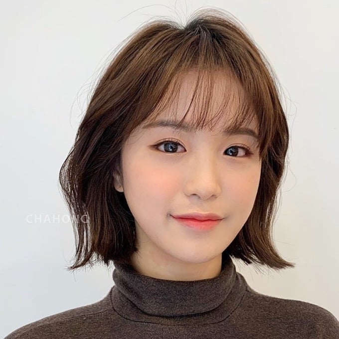 Kiểu tóc này mang lại vẻ ngoài gọn gàng, hiện đại nhưng vẫn giữ được nét nữ tính.