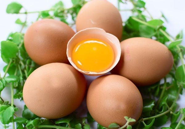 Ngoài kẽm, trứng còn chứa biotin và protein – hai dưỡng chất quan trọng giúp tóc chắc khỏe và giảm gãy rụng.