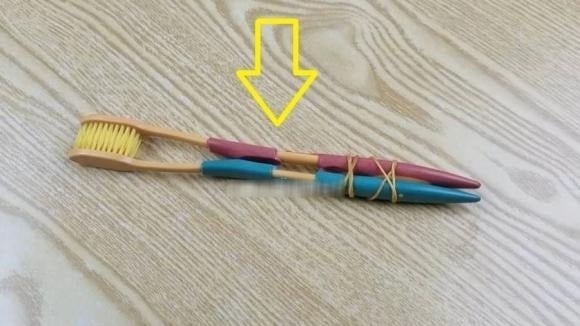 Chỉ cần dùng một sợi dây chun hoặc băng keo để cố định 2 chiếc bàn chải đối diện nhau, bạn đã tạo ra một công cụ kẹp làm sạch cực kỳ linh hoạt.