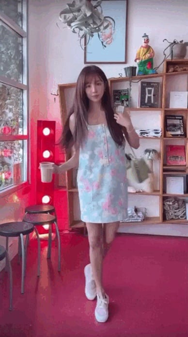 Thiết kế rộng rãi mang lại cảm giác dễ chịu khi mặc, đồng thời giúp che khéo những khuyết điểm trên cơ thể.