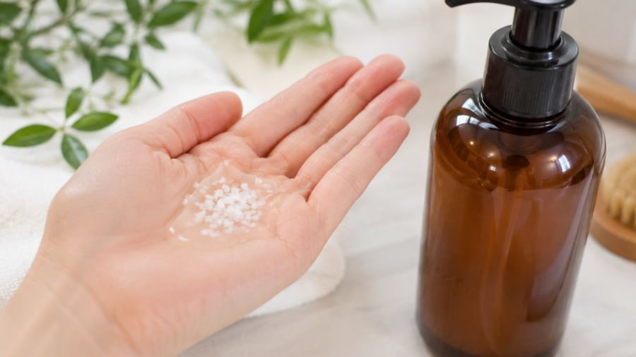 Trộn muối vào gội đầu có thể giúp làm sạch da đầu và giúp cho da sạch hơn
