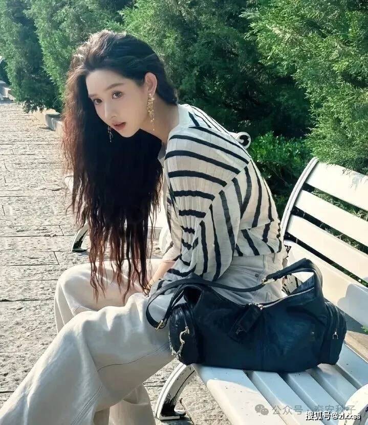 Họa tiết kẻ mang đến cảm giác tươi mới, giúp bộ trang phục trở nên nổi bật mà không quá cầu kỳ.