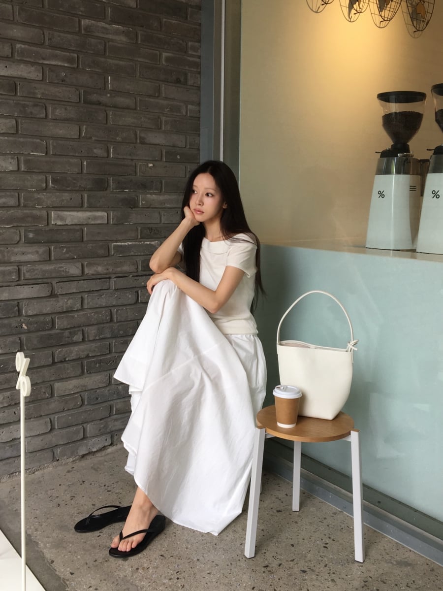 Không cần những món đồ cầu kỳ, chân váy dài kết hợp với áo thun đã đủ tạo nên một tổng thể trẻ trung, thoải mái nhưng vẫn giữ được nét nữ tính. 