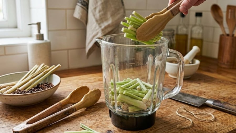 Sả cắt khúc và cho vào máy xay cùng một chút nước lạnh để xay nhuyễn.