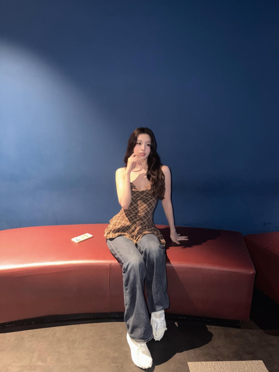 Áo hai dây họa tiết kẻ caro phối cùng quần jeans cơ bản tạo nên bản phối vừa trẻ trung vừa năng động.