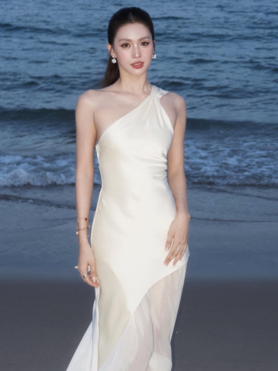 Chất liệu mềm mại ôm nhẹ cơ thể kết hợp cùng chi tiết voan bay tạo nên hình ảnh nữ tính và thanh thoát.
