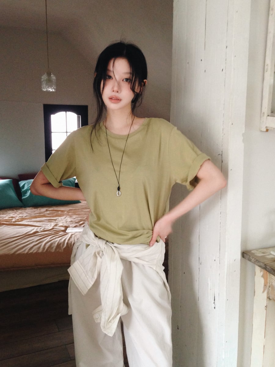 Vào mùa hè, những mẫu áo có phom rộng vừa phải hoặc oversized được nhiều người yêu thích vì tạo cảm giác thông thoáng, không gây bí bách khi mặc.