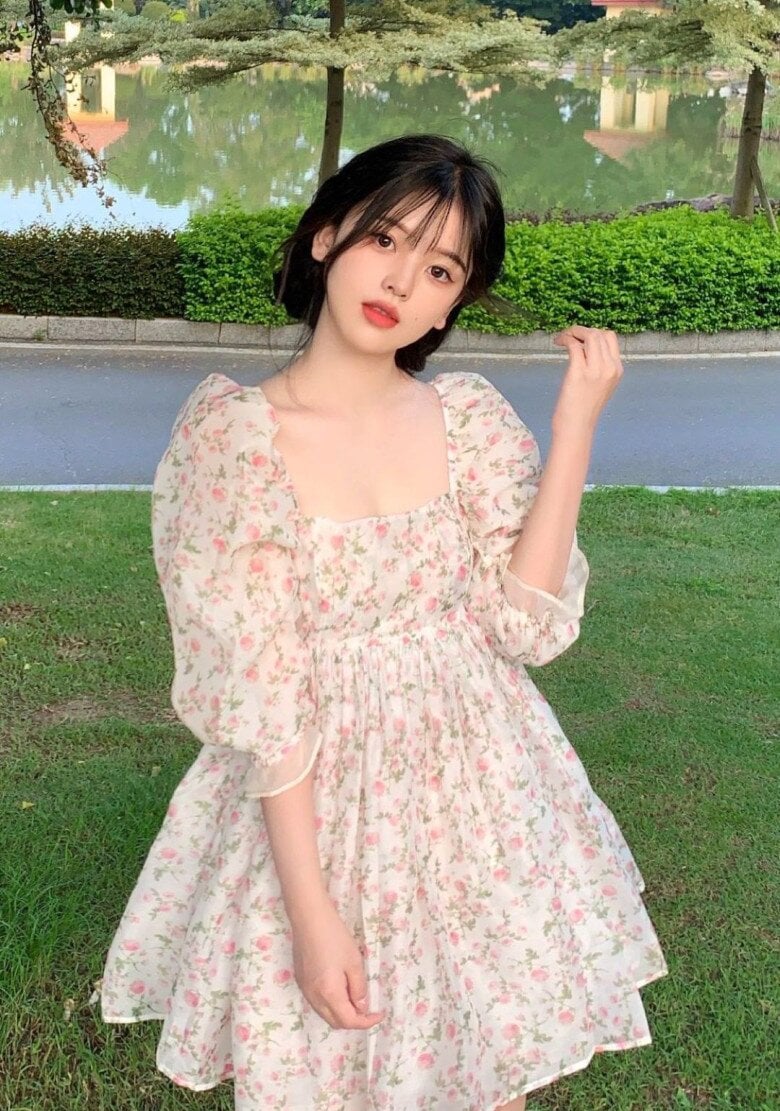 Những thiết kế có độ dài trên gối một chút hoặc ngang gối thường tạo cảm giác gọn gàng, giúp vóc dáng trông thanh thoát hơn mà vẫn đảm bảo sự kín đáo cần thiết.