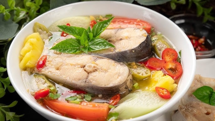 Nên dùng nước sôi nấu canh cá