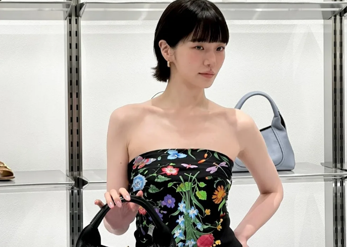 Những chiếc khăn bản lớn được gấp thành hình tam giác rồi buộc phía sau lưng sẽ tạo thành chiếc áo quây hoặc croptop đầy ấn tượng.