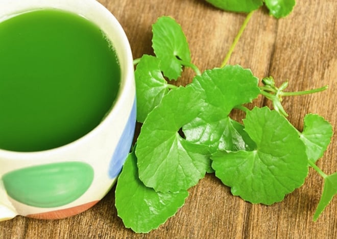 Nếu không có nhiều thời gian chuẩn bị mặt nạ, bạn có thể sử dụng nước rau má để làm sạch da.    