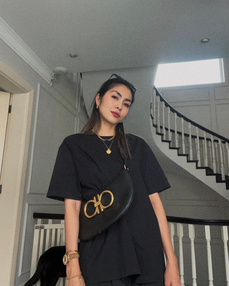 Áo thun là món đồ được Tăng Thanh Hà diện thường xuyên trong cuộc sống thường ngày cũng như các chuyến nghỉ dưỡng. 