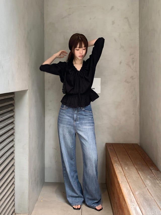 Trong số các thiết kế phổ biến hiện nay, quần jeans ống rộng luôn giữ vị trí nổi bật nhờ tính ứng dụng cao. 