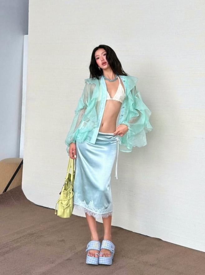 Không chỉ phù hợp với trang phục thường ngày, chân váy lụa viền ren còn hoàn toàn có thể trở thành một phần của thời trang công sở. 