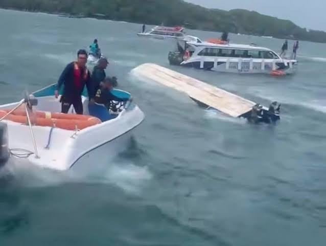 Khi rời Hòn Mây Rút Ngoài khoảng 400 m, canô bất ngờ gặp sự cố, lật úp, khiến toàn bộ hành khách và thuyền viên rơi xuống biển.