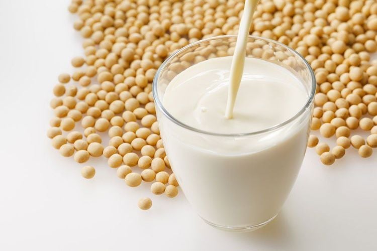 Isoflavone trong đậu nành là hợp chất thực vật có cấu trúc tương tự estrogen, được nhiều nghiên cứu đánh giá có khả năng hỗ trợ cân bằng nội tiết ở mức nhất định.