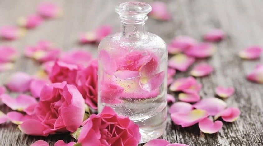 Cánh hoa hồng không chỉ có hương thơm dễ chịu mà còn chứa nhiều hợp chất thực vật giúp làm dịu làn da và hỗ trợ duy trì độ ẩm.
