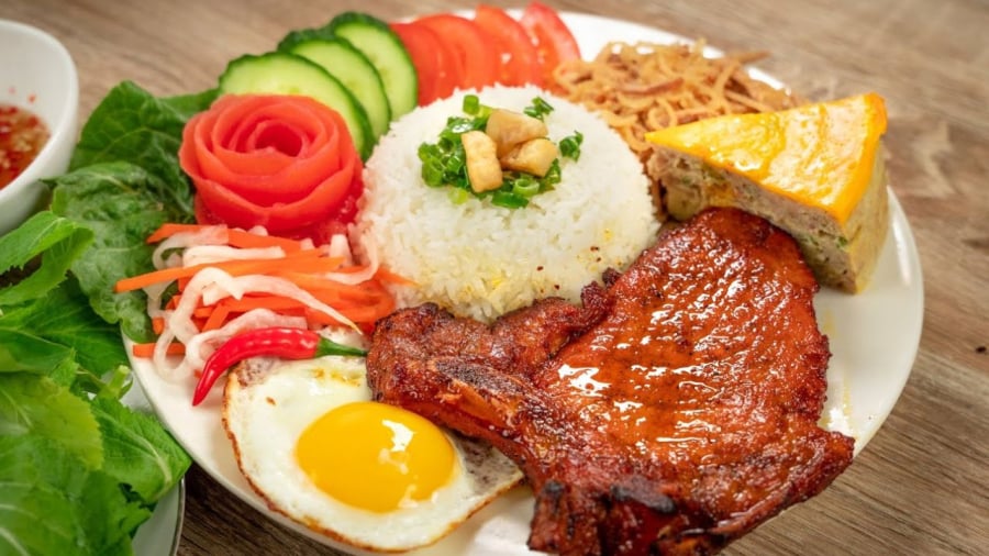 Với món cơm tấm sườn bì, công đoạn ướp thịt nướng đóng vai trò vô cùng quan trọng, ảnh hưởng lớn đến hương vị của món ăn.    