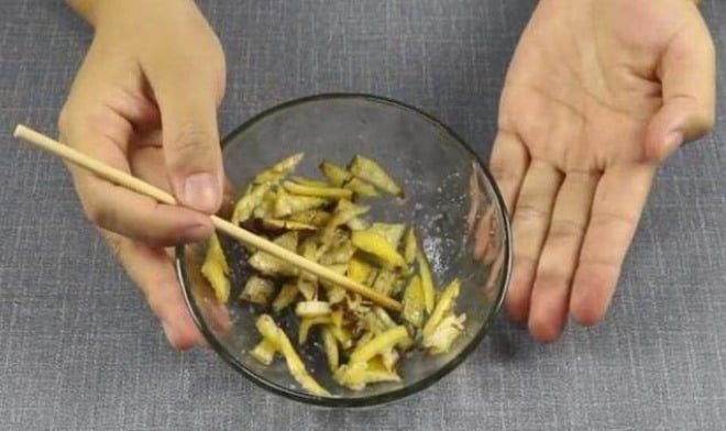 Trộn vỏ chuối với bột giặt
