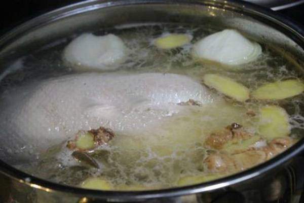 Hành tím nướng và sả giúp tăng hương vị    