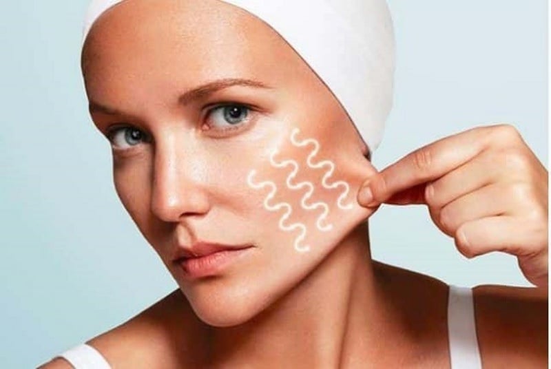 Retinol hoạt động bằng cách thúc đẩy quá trình tái tạo tế bào, kích thích sản sinh collagen và hỗ trợ cải thiện cấu trúc bề mặt da.