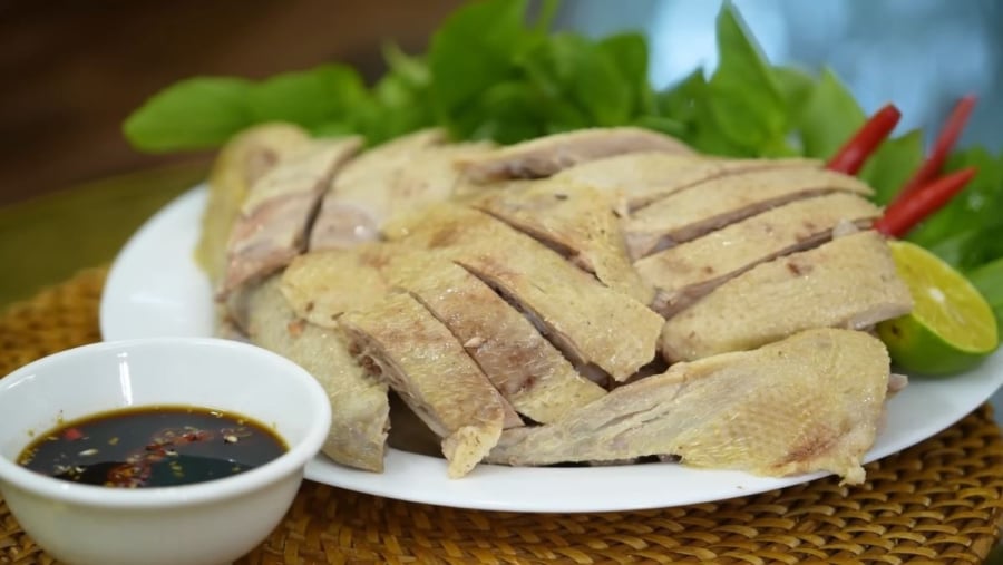 Nên cho vịt vào nồi khi nước còn lạnh rồi đun từ từ để thịt chín đều.