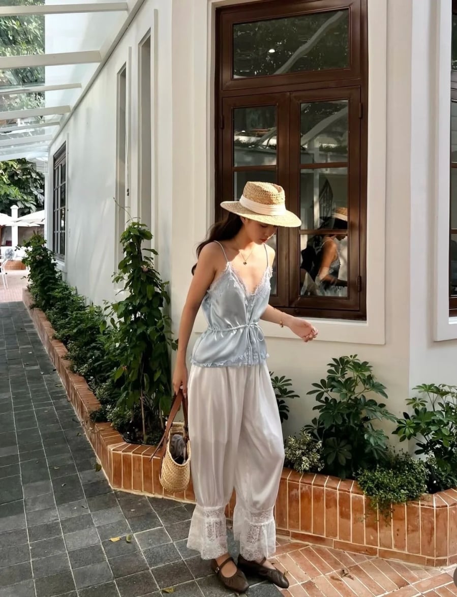 Bề mặt vải mềm mại mang đến nét nhẹ nhàng, trong khi độ đứng vừa phải giúp chiếc quần không bị nhăn nhúm hay tạo cảm giác luộm thuộm.