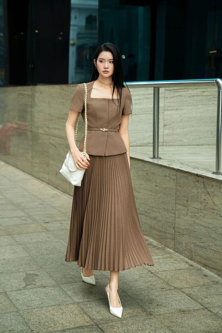 Nếu muốn bổ sung nét nữ tính cho tủ đồ, chân váy midi là khoản đầu tư rất đáng cân nhắc. 