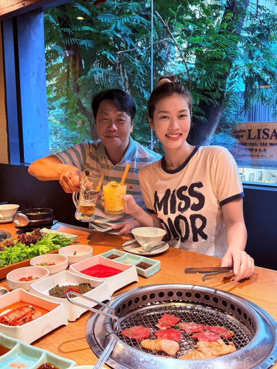 oàn Thiên Ân chia sẻ loạt khoảnh khắc đưa bố đi ăn trên trang cá nhân.